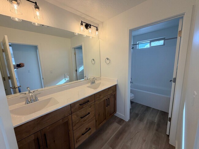 Building Photo - Beautiful Brand new 4 bedroom, 2.5 bathroom home in St George!