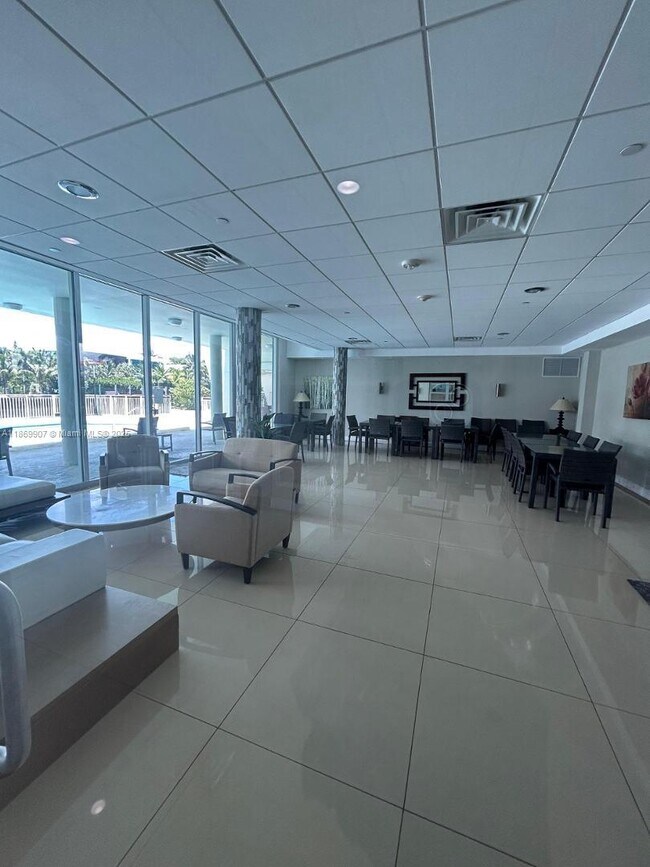 Building Photo - 9500 W Bay Harbor Dr