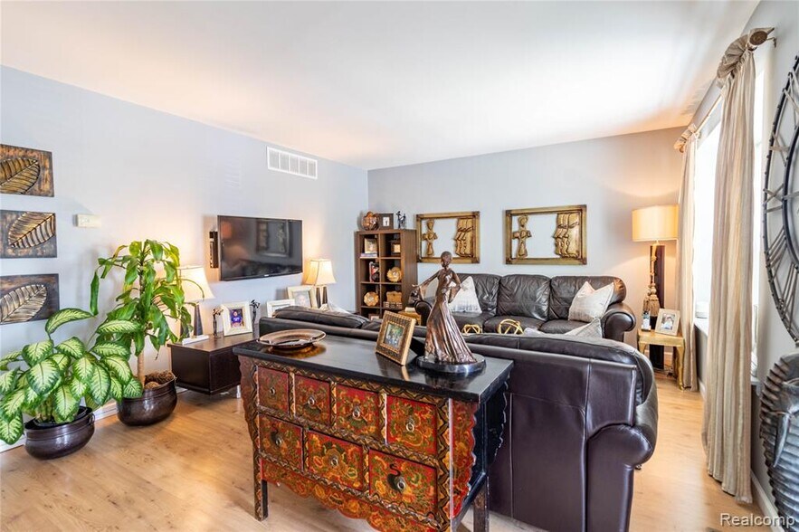 Building Photo - 24483 Bashian Dr