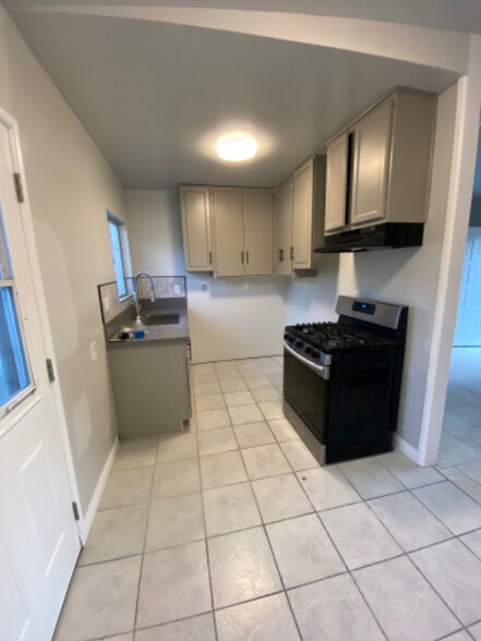 Building Photo - 9142 Walnut St