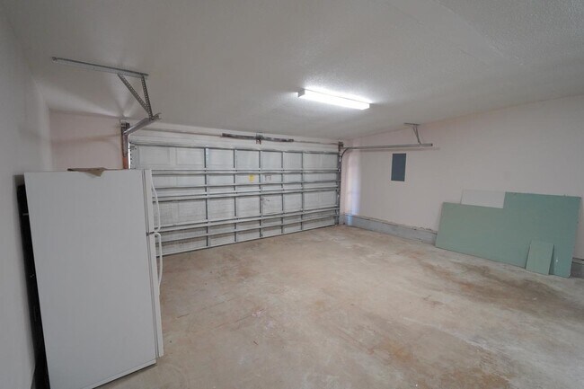 Building Photo - 1545 Pine View Dr