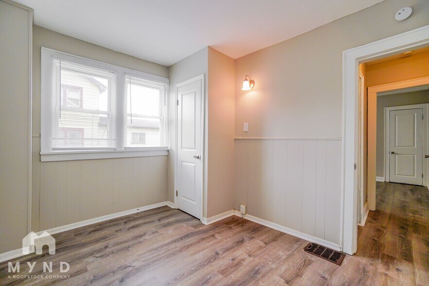 Building Photo - 1980 E 5th Ave