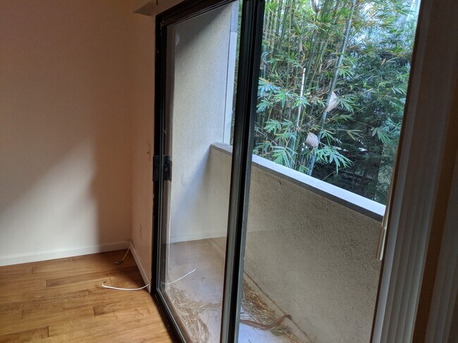 Building Photo - Great Condo in WeHo for Rent