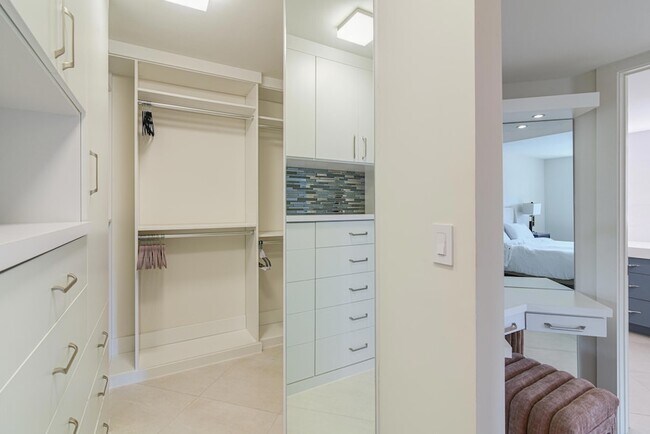 Building Photo - 100 SE 5th Ave