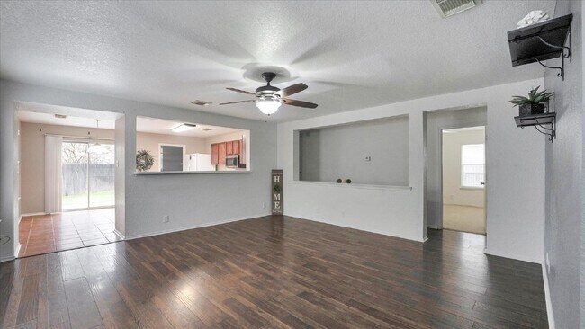 Building Photo - "Charming 3-Bedroom Home with 2 Full Baths in New Braunfels – 1,425 Sq Ft of Comfort on Cherokee ...