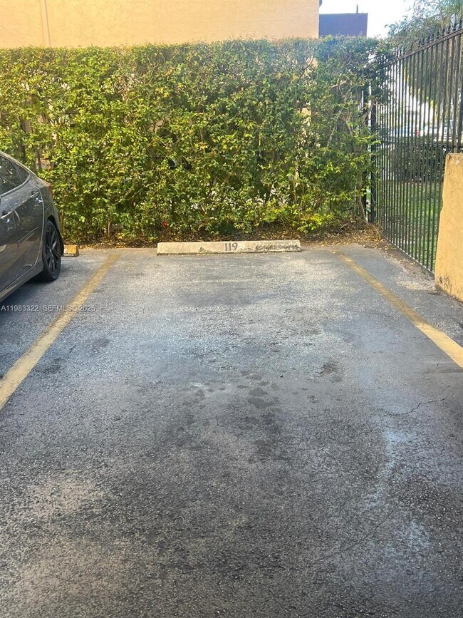 Building Photo - 1900 W 54th St