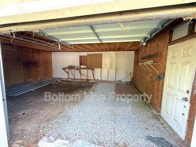 Building Photo - 1024 E 10th St