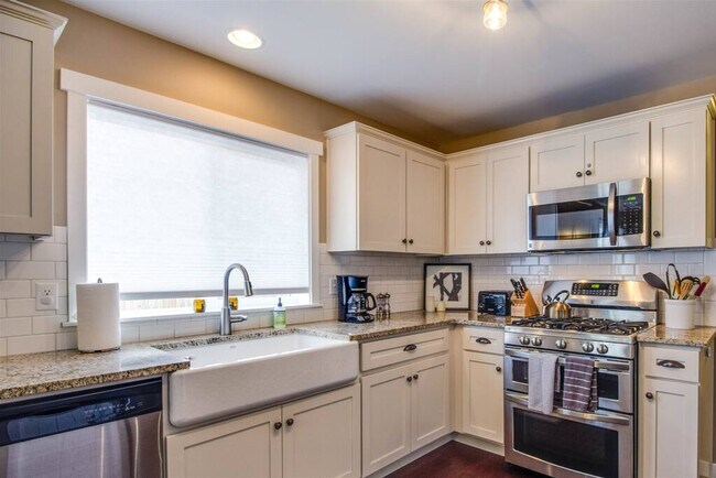 Building Photo - 525 SE Gleneden Place