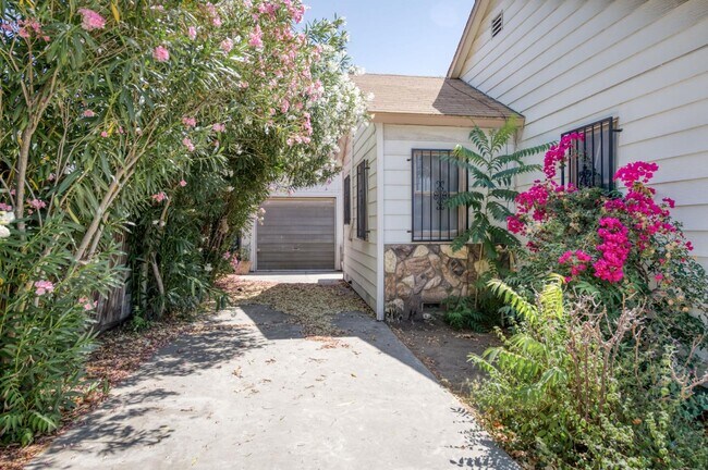 Building Photo - 3518 E Clay Ave