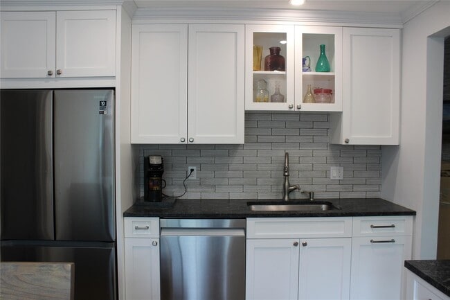 Building Photo - 402 Appletree Ln