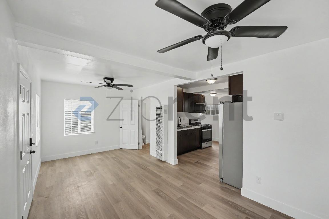 Building Photo - Unit