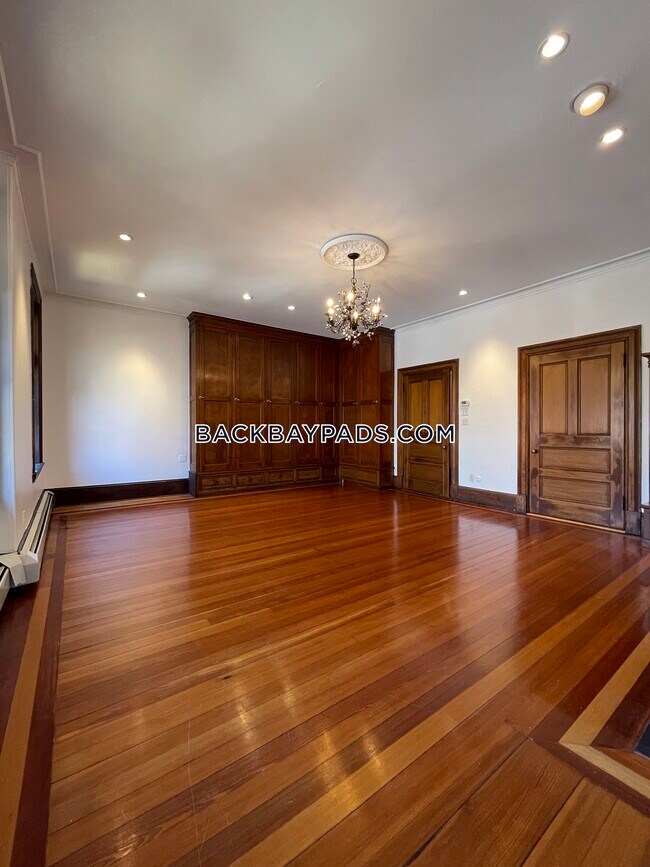 Building Photo - 370 Marlborough St