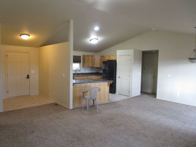 Building Photo - Open Feel Home in Ochoco West Subdivision - Electricity Included! Available Soon!