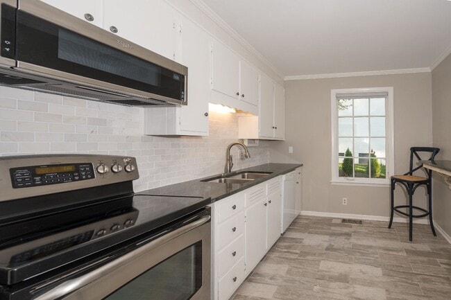 Building Photo - **ADORABLE DUBLEX IN BELLE MEADE WITH AMAZING YARD SURROUNDED BY MULTI-MILLION DOLLAR HOMES**