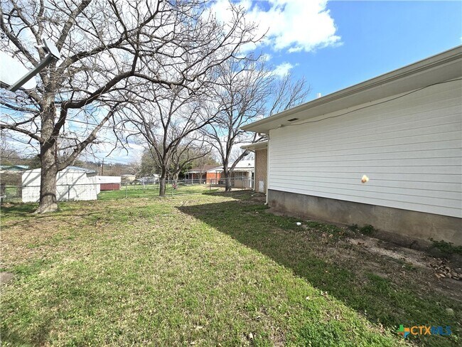 Building Photo - 1401 W Ave B