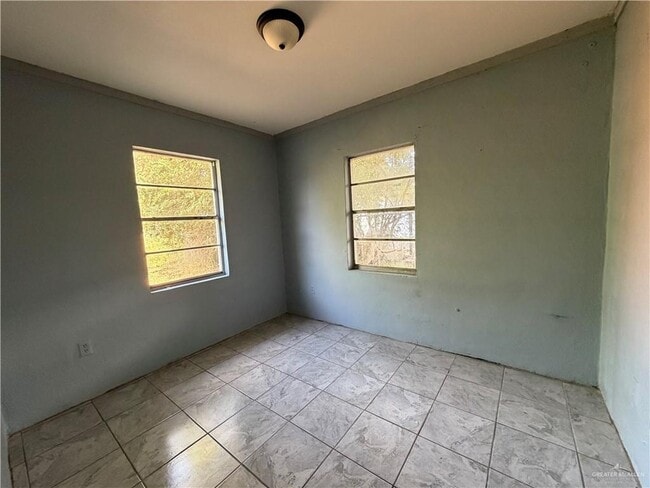 Building Photo - 10 Cardinal Ave W