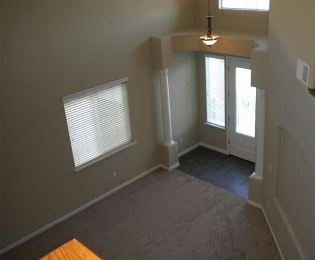 Building Photo - Upscale Home Close to Golf Coarse