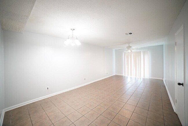 Building Photo - 2325 W Pensacola St