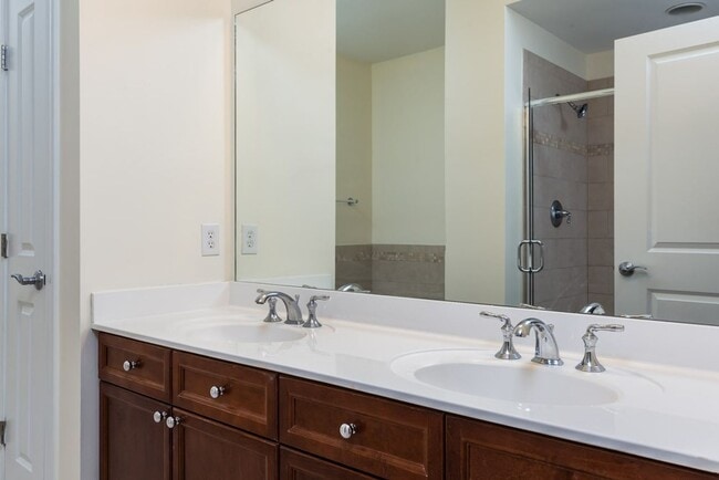 Building Photo - The BEST North Hills Condo!