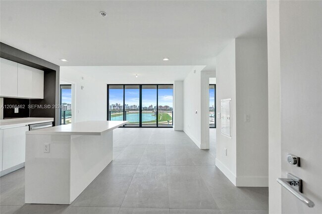 Building Photo - 1170 E Hallandale Beach Blvd