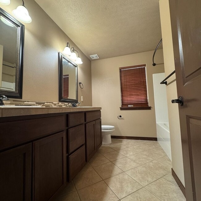 Building Photo - Cute and Cozy 3 Bedroom 2 Bath Rancher