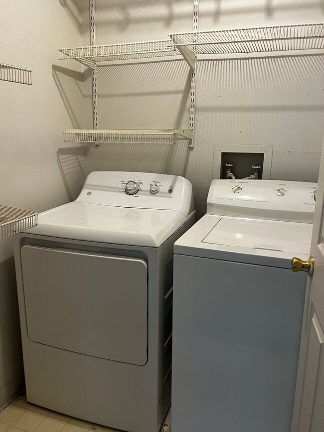 Building Photo - Well Maintained 2 bed 2 bath condo in Woodside Village!