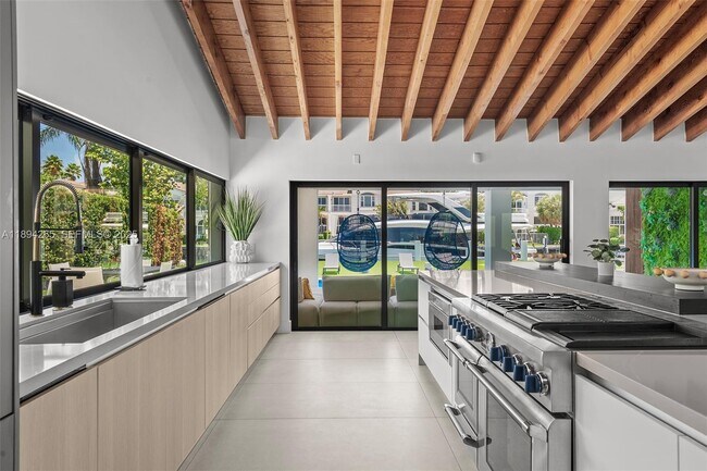 Building Photo - 207 Holiday Dr