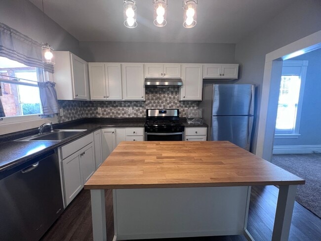 Building Photo - Cute 3 Bedroom home close to medical mile