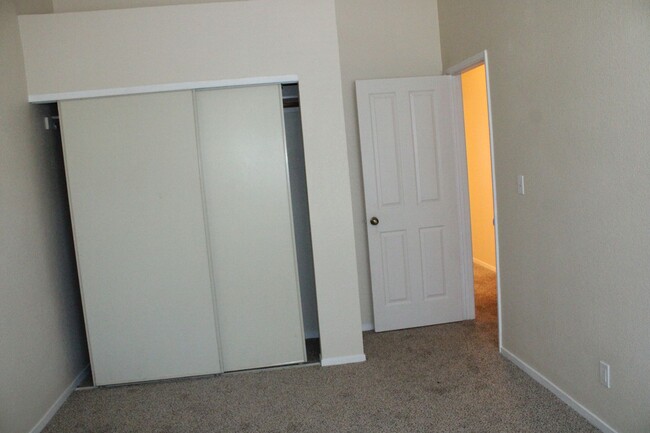 Building Photo - Updated 4 Bedroom, 2 1/2 Bathroom Townhome...