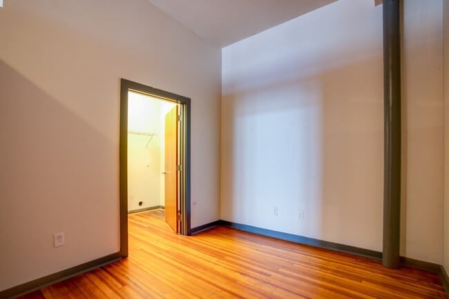Building Photo - Spacious Newport Loft