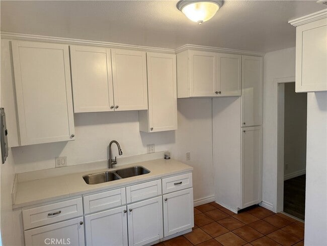 Building Photo - 749 S Berendo St