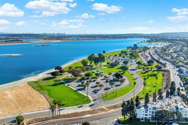 Building Photo - 1 Bed/1 Bath Crown Point Condo with Bay Views