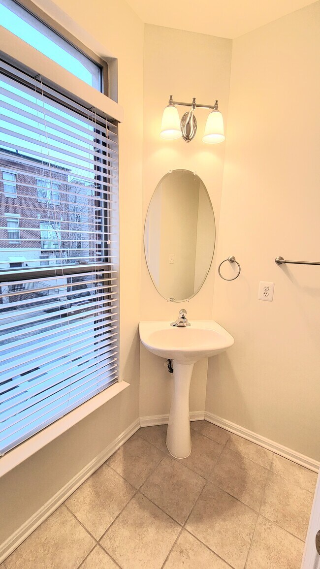 Building Photo - 18 S High St