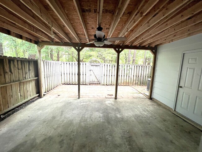 Building Photo - RENT SPECIAL! Just painted, modern gray! Charming end unit town home in Stones Throw. Walking dis...