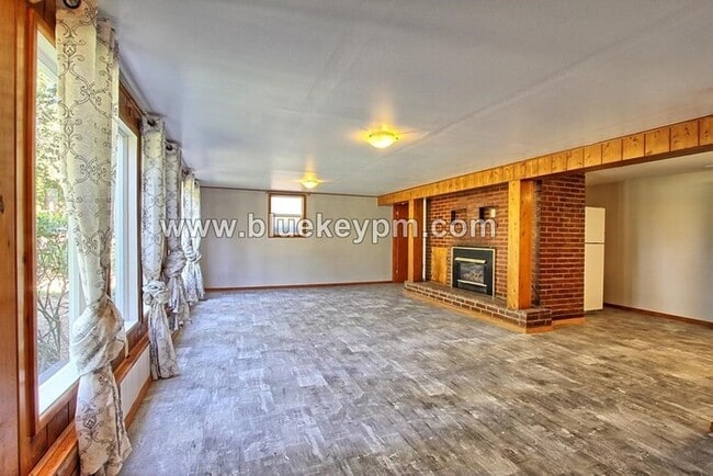 Building Photo - Spacious 3 Bed, 1 Bath Daylight Basement A...