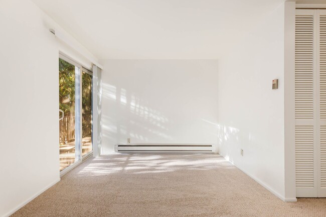 Building Photo - 1 Bedroom 1 Bath Condo in Kirkland, new flooring plus great amenities!