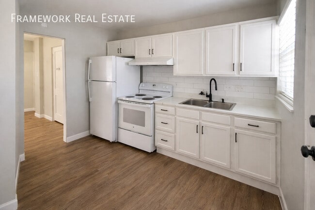 Building Photo - 1468 Ivanhoe St