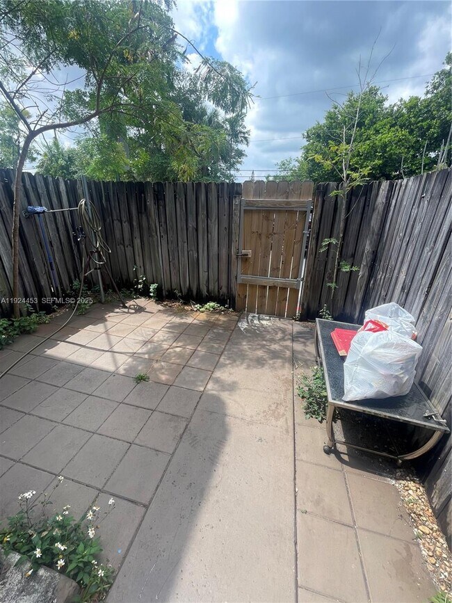 Building Photo - 4852 NW 9th Dr