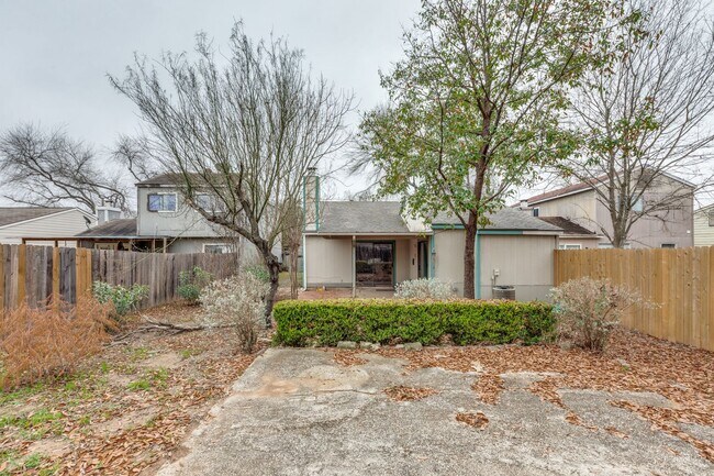 Building Photo - 2-BEDROOM HOME IN HIDDEN MEADOW