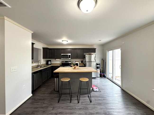 Building Photo - Beautiful Townhome with a Spacious Layout!