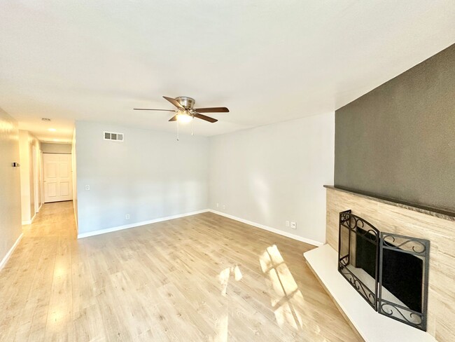 Building Photo - Beautiful, Single-Story, Updated, Private ...