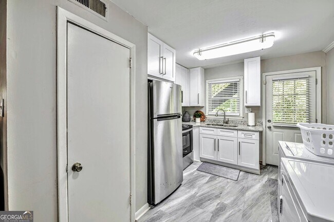 Building Photo - 2858 Rosehill St