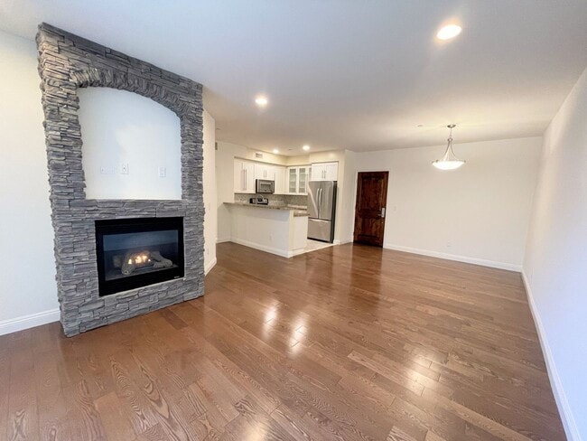 Building Photo - Studio City living at a great price. 3bd/2ba condo, dual parking, water/trash included!