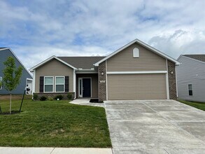 Building Photo - Almost new 3B2B plus den+fenced yard