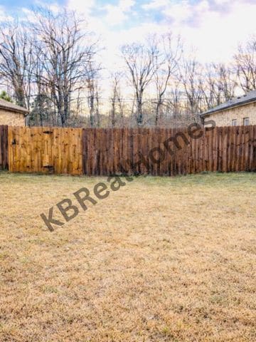 Building Photo - 450 Lilly Dr