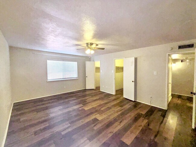 Building Photo - Effortless Living in a Beautifully Modernized Space!