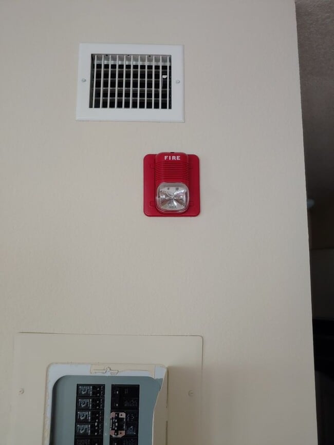 Building Photo - Gorgeous Spacious TownHome in Downtown Mou...