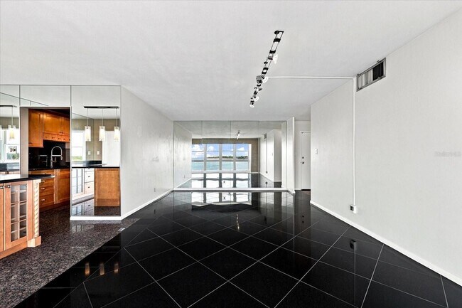 Building Photo - 7200 Sunshine Skyway Ln S
