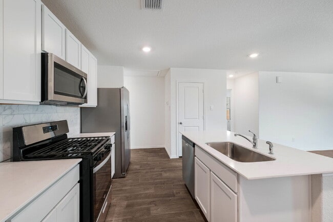 Building Photo - Redbird Ranch 4 Bedroom, 2 Bath, Free Internet, Tons of Amenities