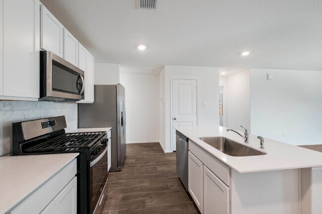 Building Photo - Redbird Ranch 4 Bedroom, 2 Bath, Internet Included, Tons of Amenities